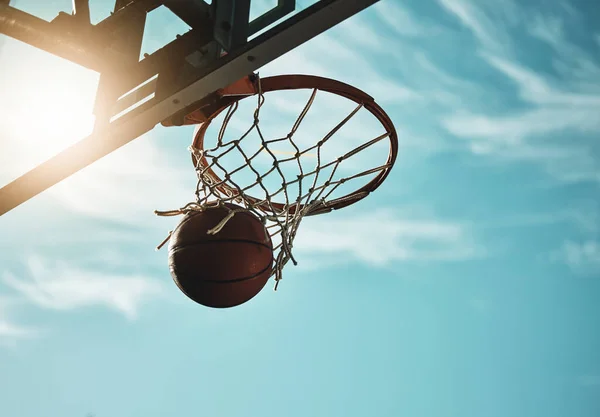 以下は バスケットボールと試合に勝つためにシュート 得点とポイントのための夏に空とネット スポーツ 遊び場でのワークアウト 屋外のバスケットボールコートでのフープ ボール — ストック写真