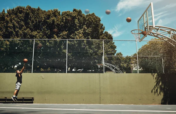 Basket Ball Sport Filet Avec Athlète Homme Jouant Sur Terrain — Photo
