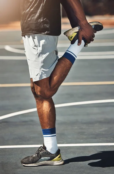 Баскетбольний Майданчик Чоловік Розтягнуті Ноги Відкриті Фізичних Вправ Енергії Язів — стокове фото