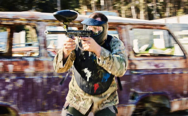 Apuntar Tiro Paintball Hombre Con Pistola Para Campo Batalla Aire — Foto de Stock