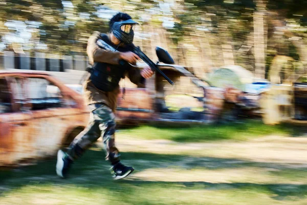 페인트볼 재미있는 전쟁터에서 동작으로 동작으로 포커스 움직이는 숲에서의 경쟁에서 생존을 — 스톡 사진