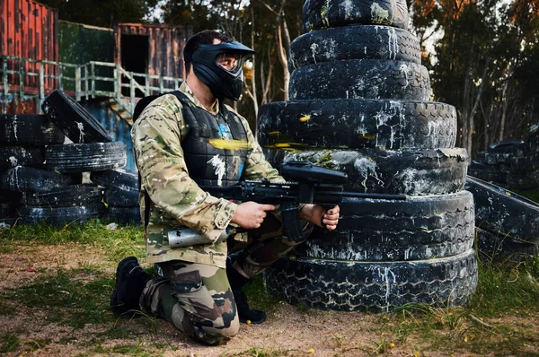 Paintball Pistola Camuflaje Con Deportista Campo Batalla Para Entrenamiento Militar —  Fotos de Stock