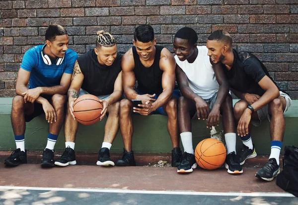 Баскетбольні Друзі Відпочивайте Разом Телефоном Розслабтеся Дивіться Смішне Відео Смартфоні — стокове фото