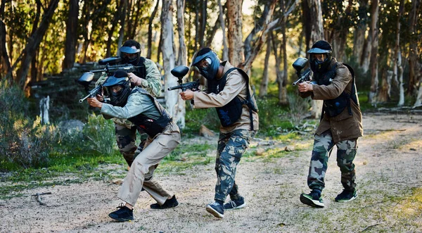 陆军和拥有用于彩弹 射击游戏和自然训练的枪的人 团队精神和一群朋友在森林里玩运动游戏 参加战斗和打靶游戏 — 图库照片
