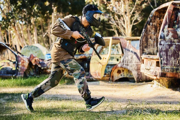 Paintball Oyuncusu Silahlı Koşan Adam Açık Hava Yarışması Orman Macerasında — Stok fotoğraf