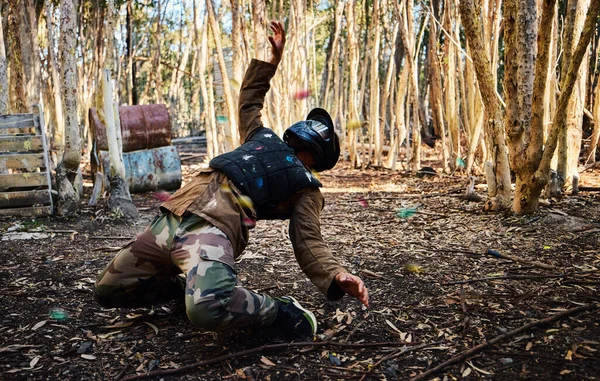 Paintball Matris Atışları Ormanda Dizlerinin Üzerinde Çarpışmak Savaşmak Için Erkek — Stok fotoğraf