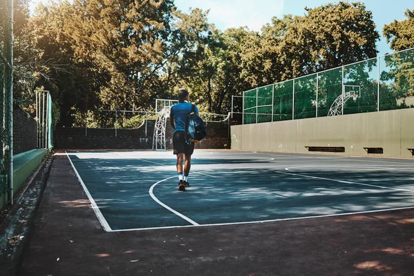 フィットネス ワークアウト コロンビアのゲーム 試合や競争のためのトレーニングの男 バスケットボールコートや選手 バスケットボール選手 地域のスポーツ選手や学生 キャンパスや学校の運動練習 — ストック写真