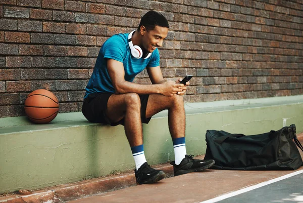 Man Basketbalspeler Telefoon Voor Social Media App Gezondheid Data Analyse — Stockfoto