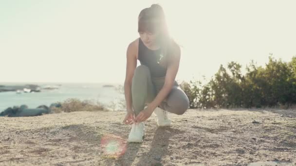 Mujer Corredora Naturaleza Playa Con Cordones Corbata Empezar Con Enfoque — Vídeos de Stock