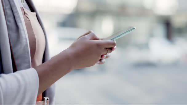 Textové Zprávy Telefon Ruce Ženy Městě Pro Vytváření Sítí Aplikace — Stock video