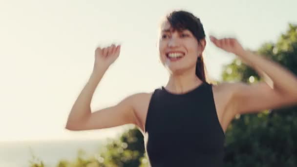Mujer Corredora Playa Salto Para Celebración Emocionada Aire Libre Con — Vídeos de Stock