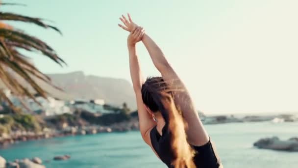 Kumsaldaki Kadın Egzersiz Zen Için Yoga Temiz Hava Okyanus Dışarıda — Stok video