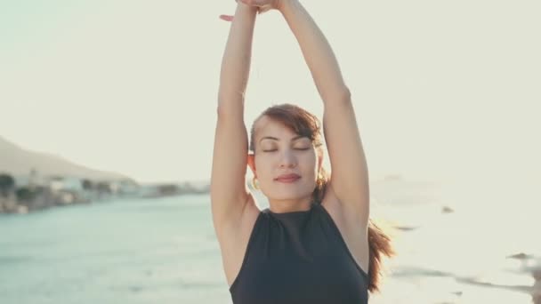 Kobieta Plaży Rozciąganie Joga Zen Fitness Świeże Powietrze Ocean Pielęgnacji — Wideo stockowe