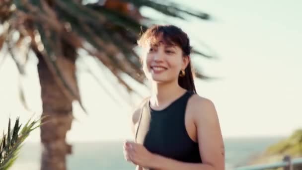 Mujer Corredora Naturaleza Playa Con Entrenamiento Excitada Empezar Con Energía — Vídeos de Stock