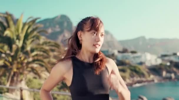 Mulher Correndo Pelo Oceano Para Desafio Fitness Treino Cardio Treinamento — Vídeo de Stock