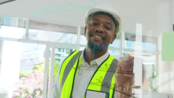 ソリューションと計画 建設や建築のためのガラス基板上で笑顔で黒人男性 エンジニアや書き込み アフリカのエンジニアリングの専門家 オフィスでのアイデアのブレインストーミングと問題解決 — ストック動画