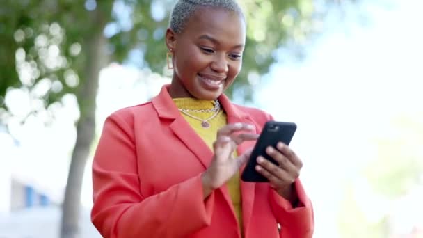 Teléfono Mujer Negra Aire Libre Feliz Escribiendo Chat Aplicaciones Móviles — Vídeo de stock
