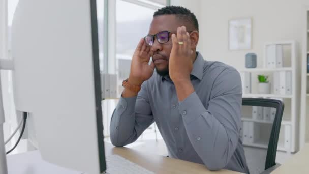 头疼和疲惫的黑人男人在电脑上戴眼镜 404技术故障或破产危机 精疲力竭和心理健康焦虑 台式计算机上的风险和沮丧 失败或债务 — 图库视频影像