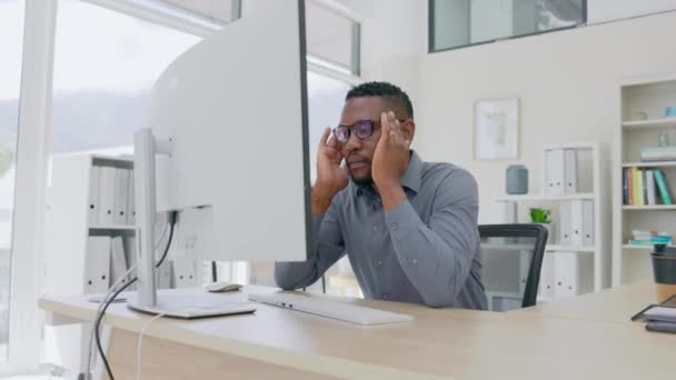 眼睛疼痛 戴眼镜的黑人都是电脑错误 技术故障和企业危机的受害者 疲惫不堪的商人 精疲力竭和台式电脑上的心理健康焦虑 疾病和税务压力 — 图库视频影像
