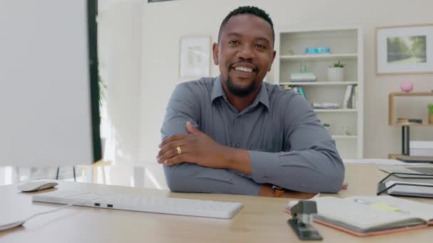 Negocio Hombre Negro Cara Sonrisa Mesa Oficina Orgullo Nigeria Startup — Vídeo de stock