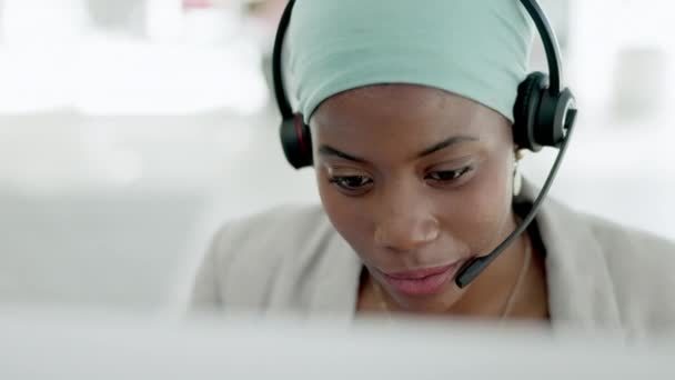 Centro Llamadas Computadora Mujer Negra Auriculares Agente Consultor Soporte Técnico — Vídeos de Stock