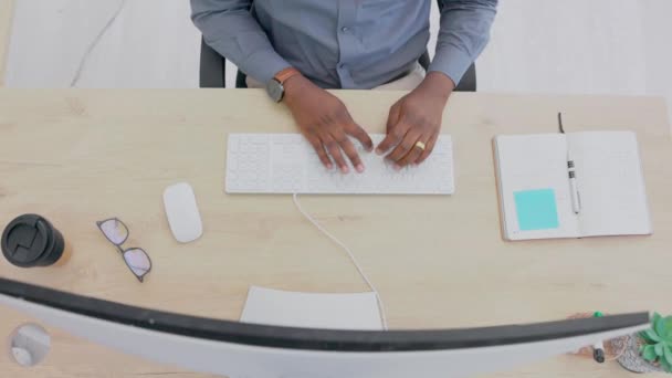 Siyahi Adamın Üst Düzey Görüntüsü Bilgisayarda Veri Planlama Internet Idaresi — Stok video
