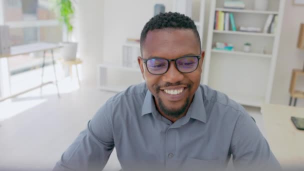 オフィス デスク オンライン管理 電子メールのための会社でコンピュータ上で働く黒人男性 笑顔と仕事 研究やウェブサイト技術のための幸せなビジネスマネージャー 眼鏡やデスクトップ — ストック動画