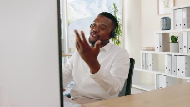 ハッピーコールセンター 黒人男性とコンピュータ カスタマーサービスとCrmヘルプデスクで話しています エージェント テレマーケティングコンサルタント および通信 販売コンサルティングや質問のためのデスクトップ上の笑顔のコミュニケーション — ストック動画