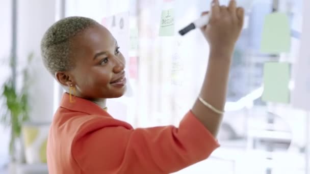 Černá Žena Podnikání Psaní Brainstorming Nápady Plánováním Marker Skleněné Desce — Stock video