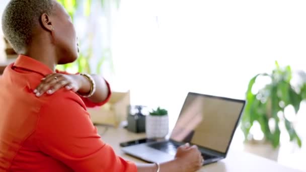 Mulher Negra Dor Pescoço Burnout Trabalho Laptop Massagem Tensão Muscular — Vídeo de Stock