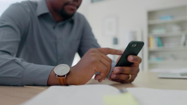 Homem Negro Mãos Rolagem Smartphone Negócios Mesa Leitura Notificação Aplicativo — Vídeo de Stock