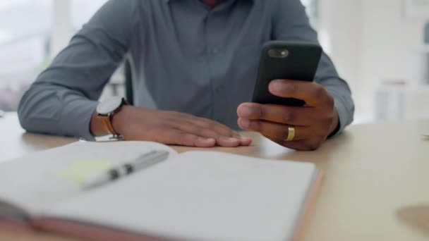 Homem Negro Mãos Digitação Com Telefone Para Conexão Negócios Planejamento — Vídeo de Stock