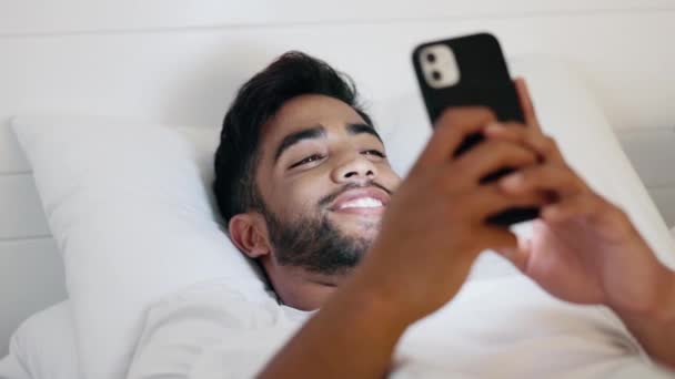 Hombre Teléfono Sonrisa Acostado Cama Para Las Redes Sociales Chat — Vídeos de Stock