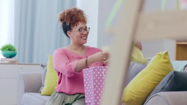 Torba Zakupy Wybór Mody Kobieta Domu Patrząc Sprzedaż Detaliczną Odzieży — Wideo stockowe