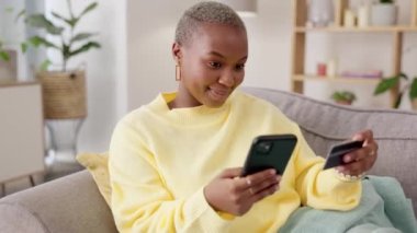 Siyah kadın, akıllı telefon ve kredi kartı ödemesi, ekommerce ve online alışveriş, çıkış indiriminden memnun. Kadın, gülümseme ve finans, internet bankacılığı başarısı ve hizmet karlı müşteri.