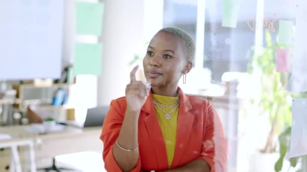 黑人妇女 计划和头脑风暴 思考商业合同的想法和写在玻璃板上 对项目管理 生产力和战略的注意 兴奋和鼓舞 — 图库视频影像