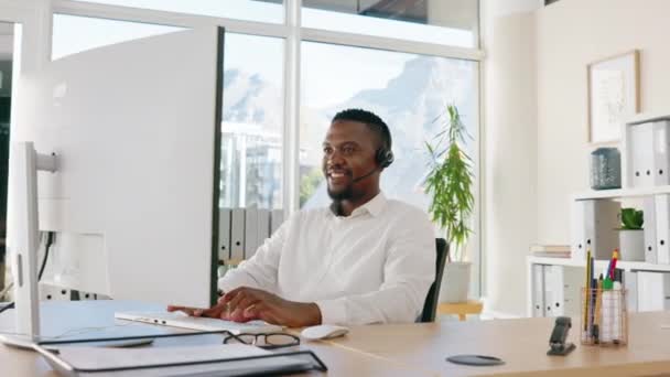 呼叫中心 黑衣人和微笑在电脑上 客户服务和Crm服务台的办公室 电话营销顾问和电信销售顾问业务支持的愉快形象 — 图库视频影像