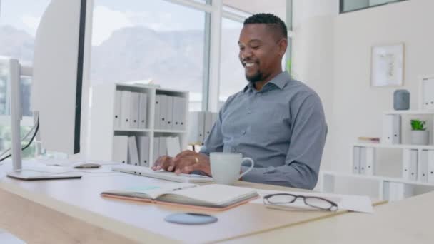 オフィスのデスクで黒人男性 コーヒーと笑顔 会社のコンピュータと技術 スタートアップ企業のオンラインビジネス管理の生産性 エネルギー または幸福のためのマネージャ デスクトップおよび飲料茶 — ストック動画