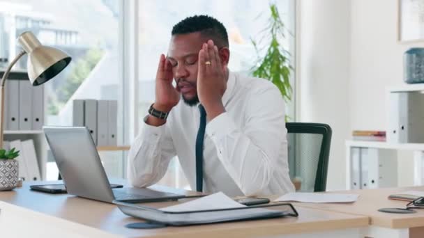 公司黑人 办公室里头疼和压力 精疲力竭 情绪低落或工作过度 非洲商人 精疲力竭 精神健康 因工作场所的报告 疲劳和沮丧 — 图库视频影像
