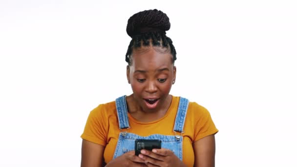 Niespodzianka Zwyciężczyni Podekscytowana Czarna Kobieta Telefonem Tle Studia Zwycięstwem Bonusem — Wideo stockowe