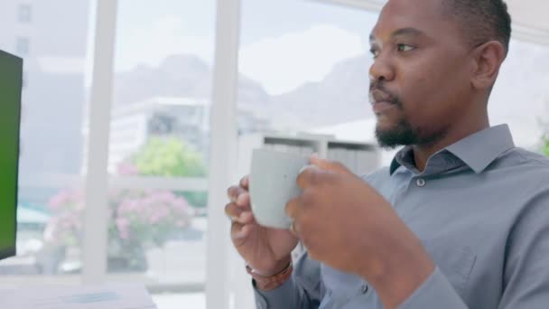 事務所でコーヒーを飲む黒人男性 会社で緑の画面を持つコンピュータとPc マネージャ デスクトップと生産性のためのお茶のカップでオンラインで作業 スタートアップ代理店でのエネルギーとビジネス計画 — ストック動画