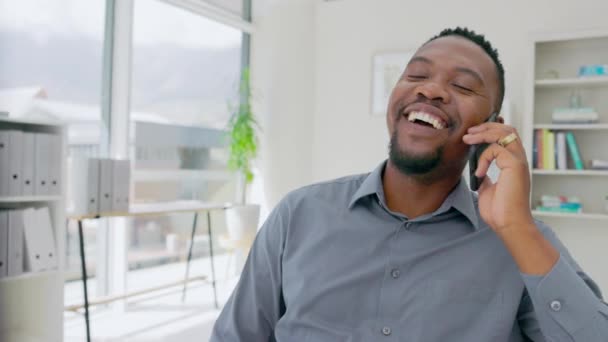 顔と黒の男の議論のためのビジネスで笑って モバイル交渉とこんにちは接続します 幸せな男性労働者 連絡先 コンサルティング ネットワーキングのための通信とスマートフォン — ストック動画