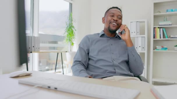 Llamada Telefónica Negocios Hombre Negro Riendo Oficina Para Discusión Negociación — Vídeos de Stock