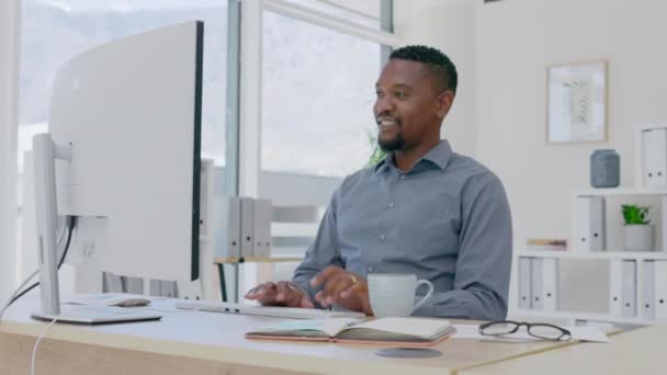 快乐的黑人男人在办公室 电脑和科技的陪伴下喝咖啡 创业机构在线企业管理的经理 台式机和茶杯促进生产力 精力和微笑 — 图库视频影像