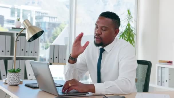 公司的黑人男人 头疼和笔记本电脑在办公室办公桌与倦怠 抑郁或过度劳累 非洲商人 因工作压力 疲劳和沮丧而精疲力竭 精神健康 — 图库视频影像