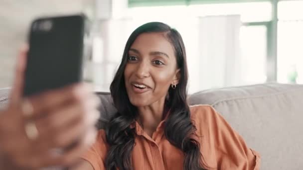 Femme Téléphone Vidéo Saluant Avec Sourire Sur Canapé Salon Pour — Video