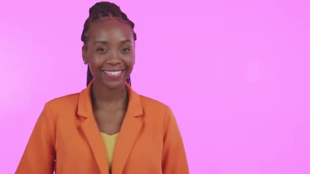 展示了一个黑人女人的照片 她在工作室里用粉红的背景将自己隔离起来 微笑和一个手势来模仿广告或品牌的非洲女孩 — 图库视频影像