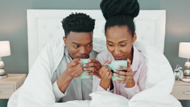 Gelukkig Paar Koffie Bed Van Zwarte Mensen Ontspannen Kalmeren Met — Stockvideo