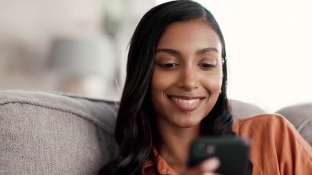 Kvinde Telefon Smil Til Sociale Medier Sofaen Stuen Kommunikation Sms – Stock-video