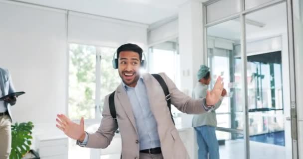 Music Dance Motivation Business Man Walking Office While Feeling Positive — Vídeo de stock
